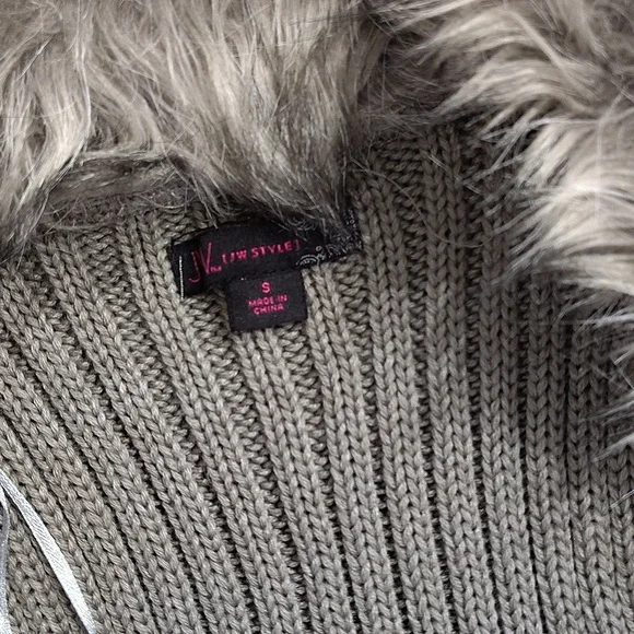 Ladies Fur Vest,  Size Small,  Ladies Jackets and Winter Wear - Picture 6 of 7